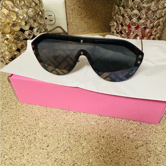 FENDI Sunglasses - Picture 1 of 5